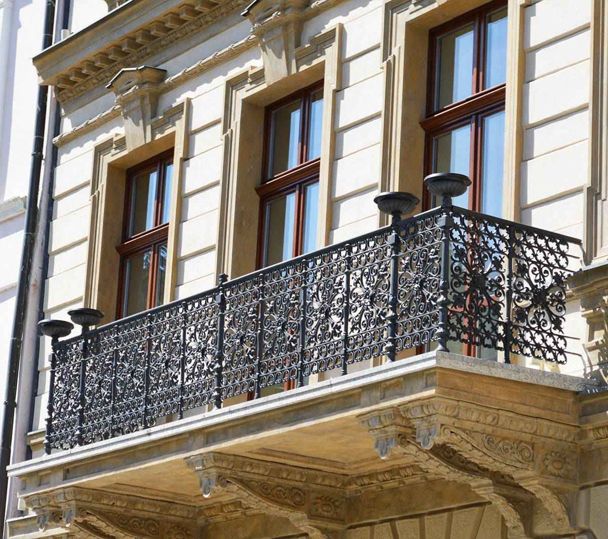 Кованые балконы в частных домах фото